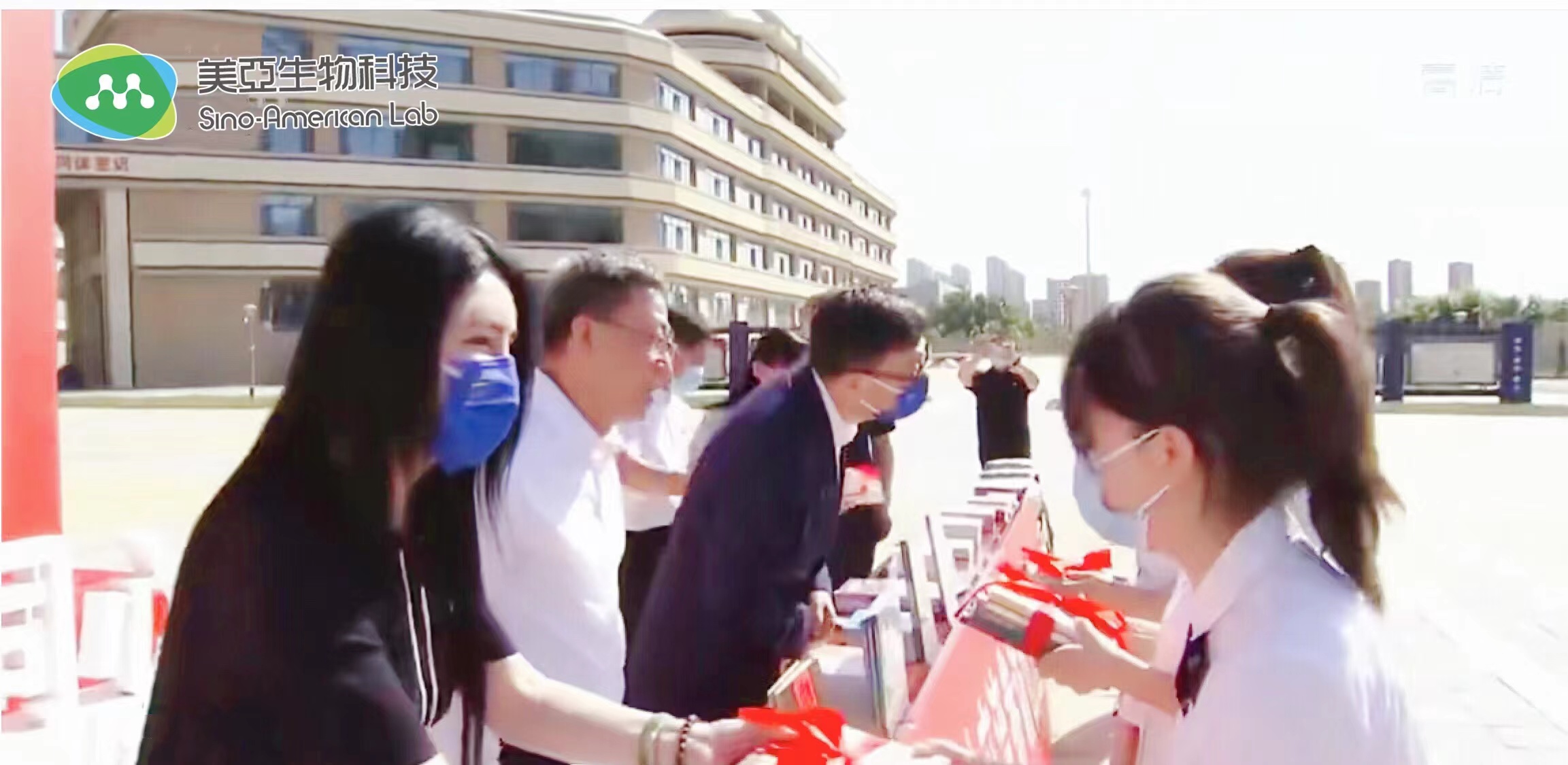 贝斯特全球最奢华生物科技集团董事长吴宜蓁参加“复兴有我”在京台湾青年边疆行捐赠活动并发言 